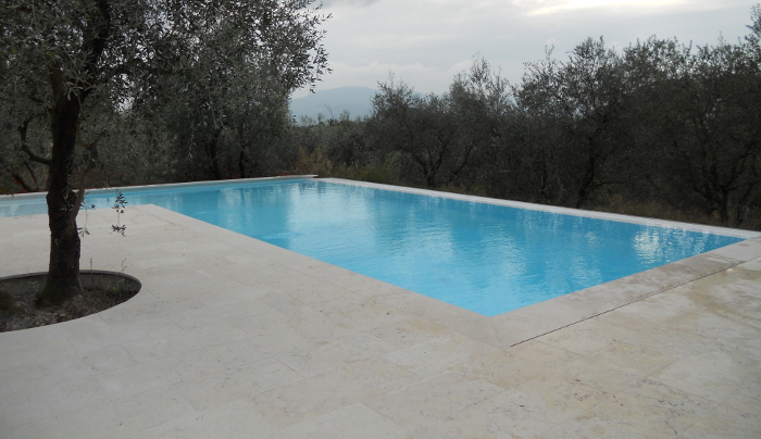costruzione piscina sfioro lato lungo