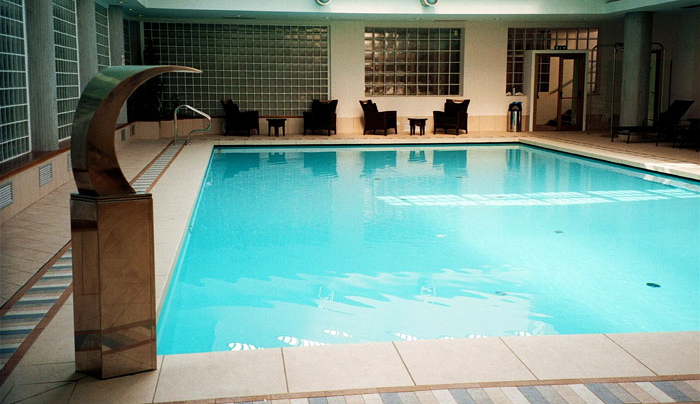 piscina a sfioro totale a scomparsa