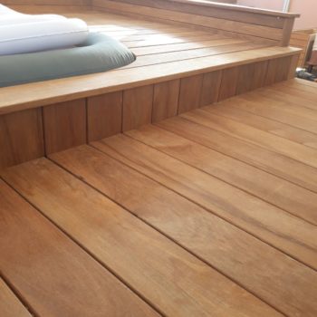 installazione piscine con solarium in teak o finto teak